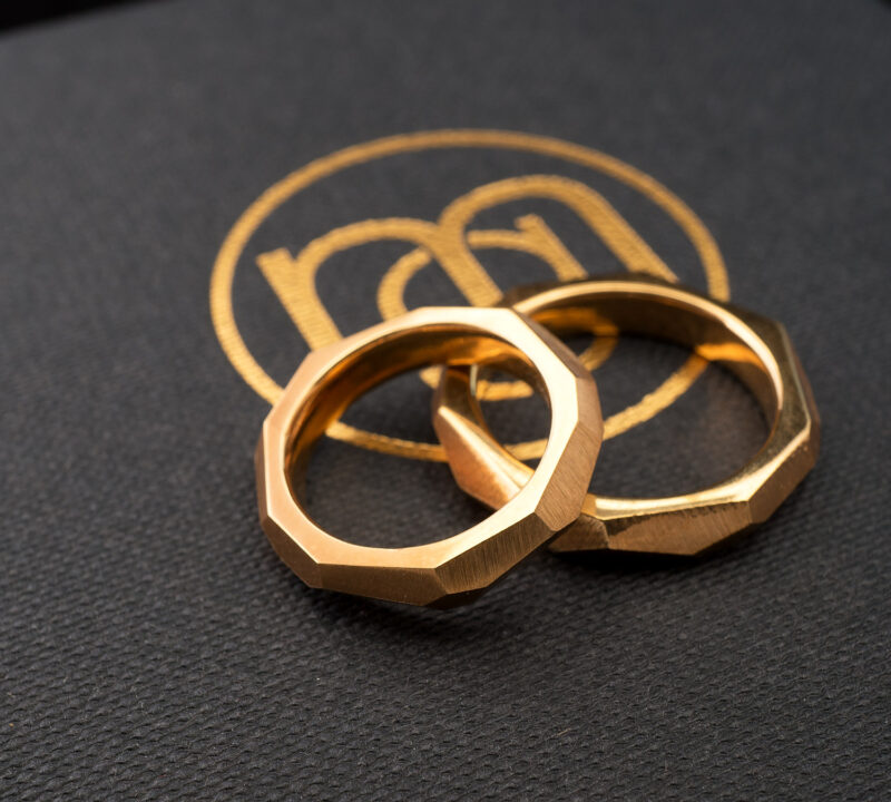 Vigselringar. Är du osäker på vilken ring du söker och där hjälper jag dig att hitta rätt i både stil, form, metall och stenar.
